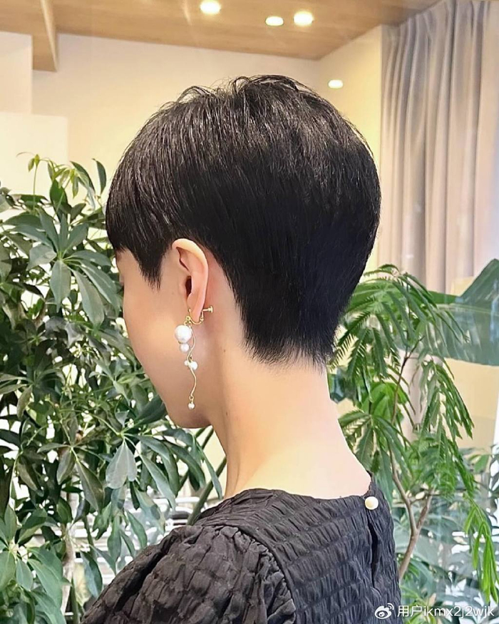 我推荐露耳短发,利落还时尚