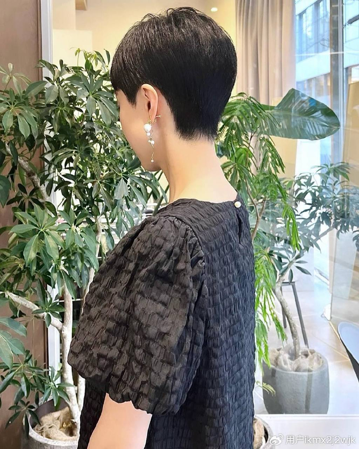 我推荐露耳短发,利落还时尚