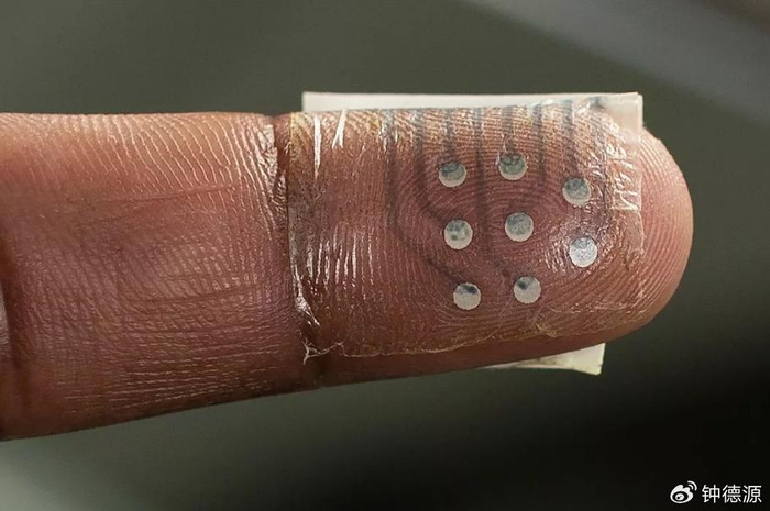 这一新型电子皮肤的核心是一种纳米工程水凝胶,这种水凝胶兼具灵活性