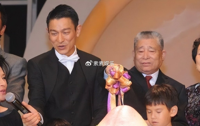 噩耗刘德华父亲去世20年前患膀胱癌年轻时候开的士养家