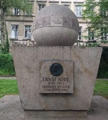 1879年,他给耶拿大学的物理教授阿贝(e.