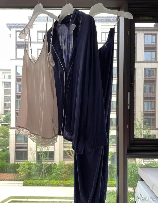 但是,有些材质和用途的衣服适合太阳下暴晒,有些却只能通风阴干.