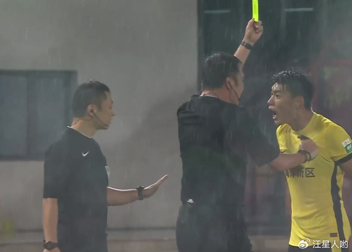 1-1！青岛西海岸半场遭遇“2红牌”，张呈栋疑似对裁判“国骂”