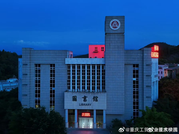 阳光洒落在草坪上,照亮了前程,点明了前方|@重庆工贸职业技术学院