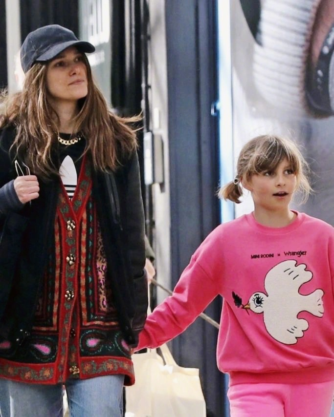 凯拉·奈特莉Keira Knightley 和下个月满九岁的大女儿 Edie 在伦敦外出的街拍__财经头条__新浪财经