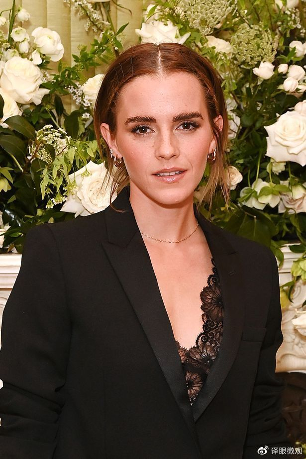 33岁艾玛沃特森罕见穿连体泳衣秀曲线阳光下皮肤白得闪闪发光