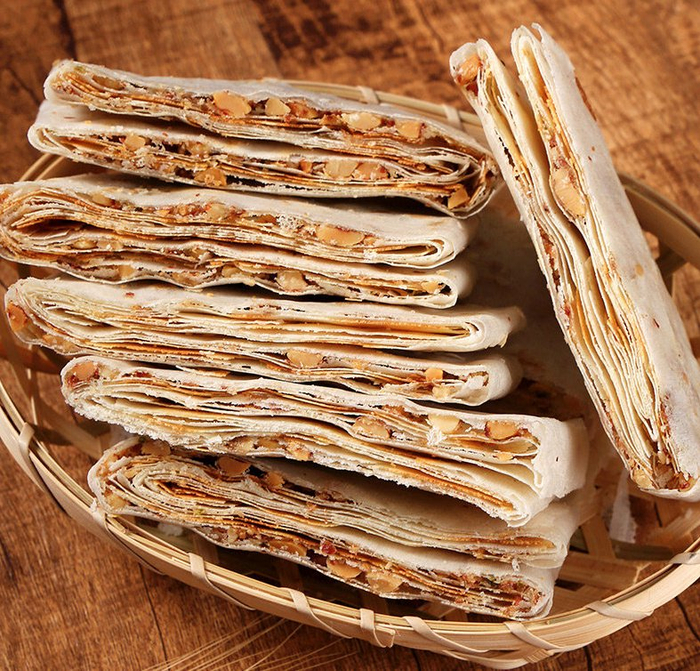 糖酥煎饼,这款济南的传统名吃,宛如一位深谙厨艺的艺术家,以小米为