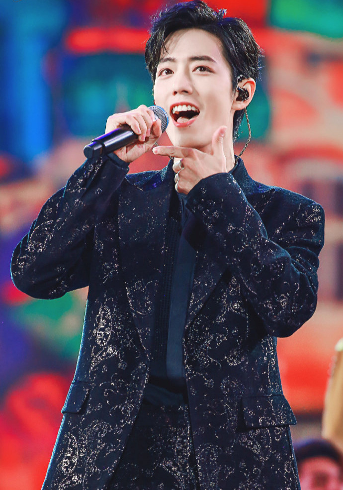 肖战登顶综艺热歌总选举top1发新动态半小时登热度榜第一