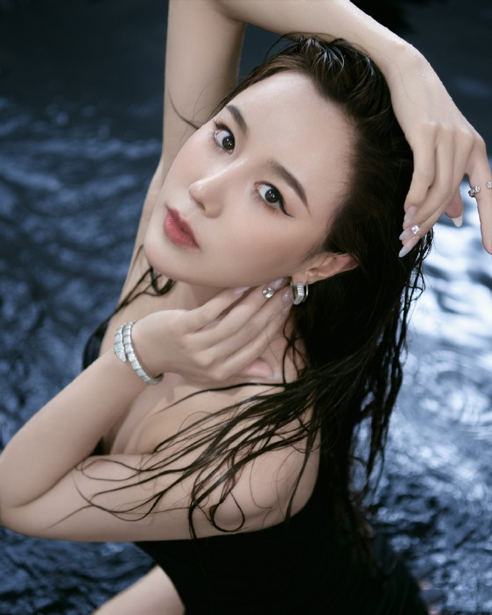 王与歌湿发写真精选黑色抹胸裙