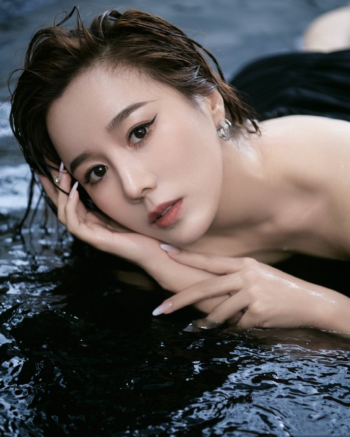 王与歌湿发写真精选黑色抹胸裙