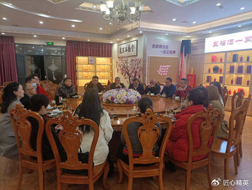 活动在一碗满载感恩之情的小米粥中温馨开场,通过回顾创始团队《开启