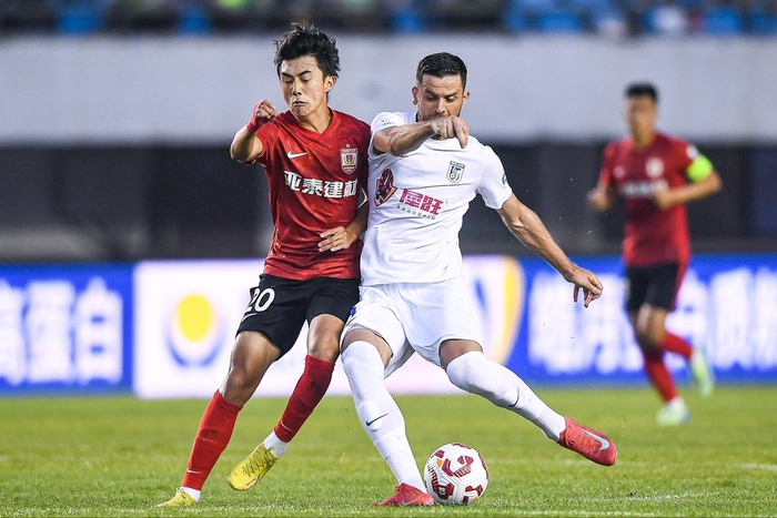 长春亚泰0-2大连英博遭双杀，刘祝润传射建功，英博获客场首胜