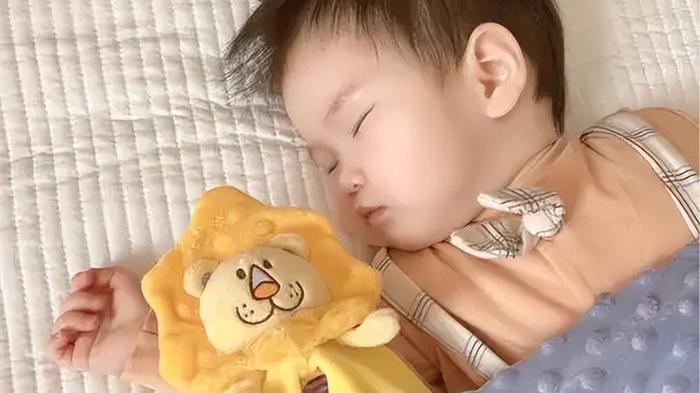 孩子依赖各种奇怪的安抚物，一刻也离不开，该不该引导他戒掉？