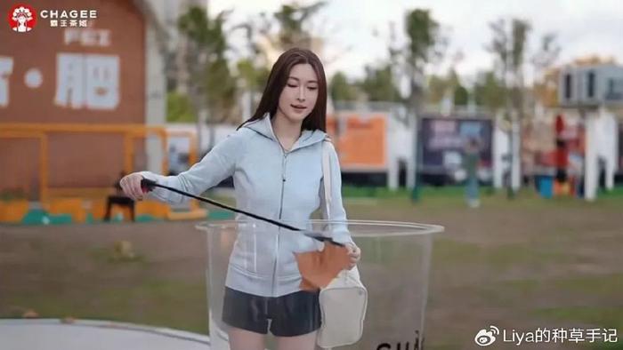 接棒“秋天第一杯奶茶”，“捡秋”被瑞幸玩坏了！