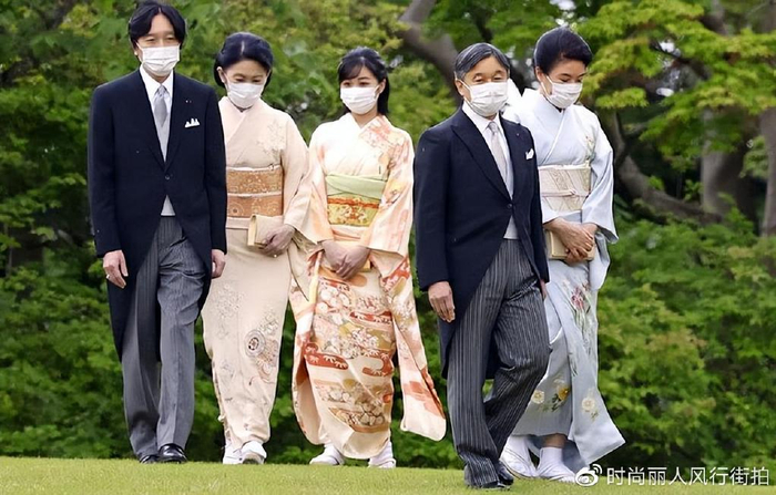日本皇室齐聚游园会！雅子皇后穿蓝色和服，被29岁佳子公主美到了|纪子妃|查尔斯|国王|德仁天皇|天皇_新浪新闻