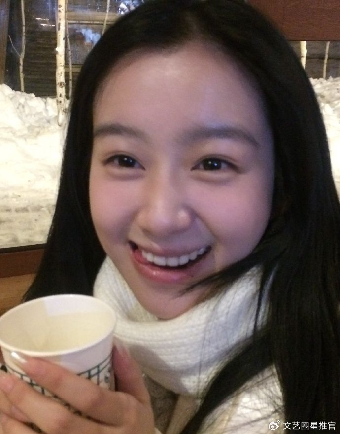 21岁包上恩机场素颜生图一言难尽,变黑变土,发量稀疏秃头严重!