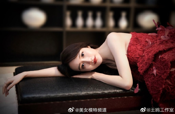 王鸥穿红色长裙露大长腿留披肩长发唇红齿白显温婉