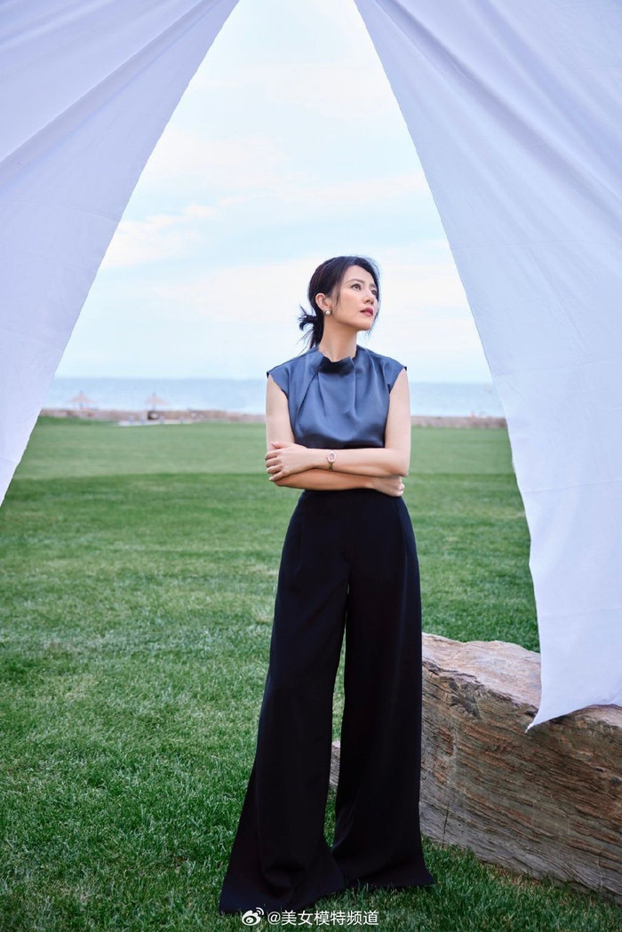 高圆圆无袖上衣搭阔腿裤温婉知性对镜浅笑颜值抗打