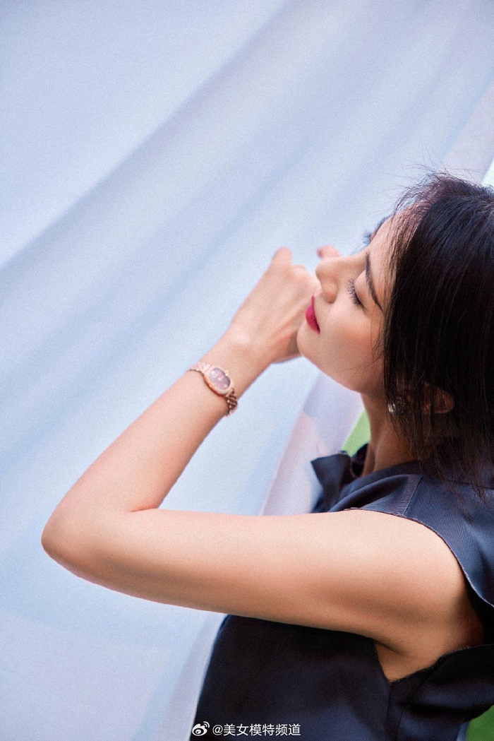 高圆圆无袖上衣搭阔腿裤温婉知性对镜浅笑颜值抗打