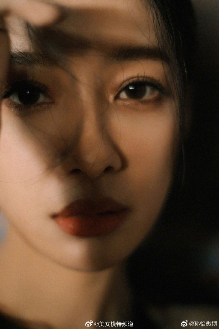 孙怡着黑色吊带裙勾勒曼妙身姿无惧怼脸镜头眼神妩媚迷人