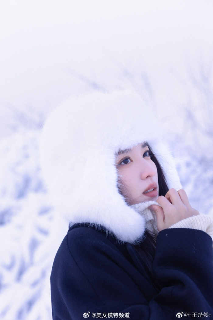王楚然晒冬日雪景六宫格照白色绒帽冬日氛围感十足