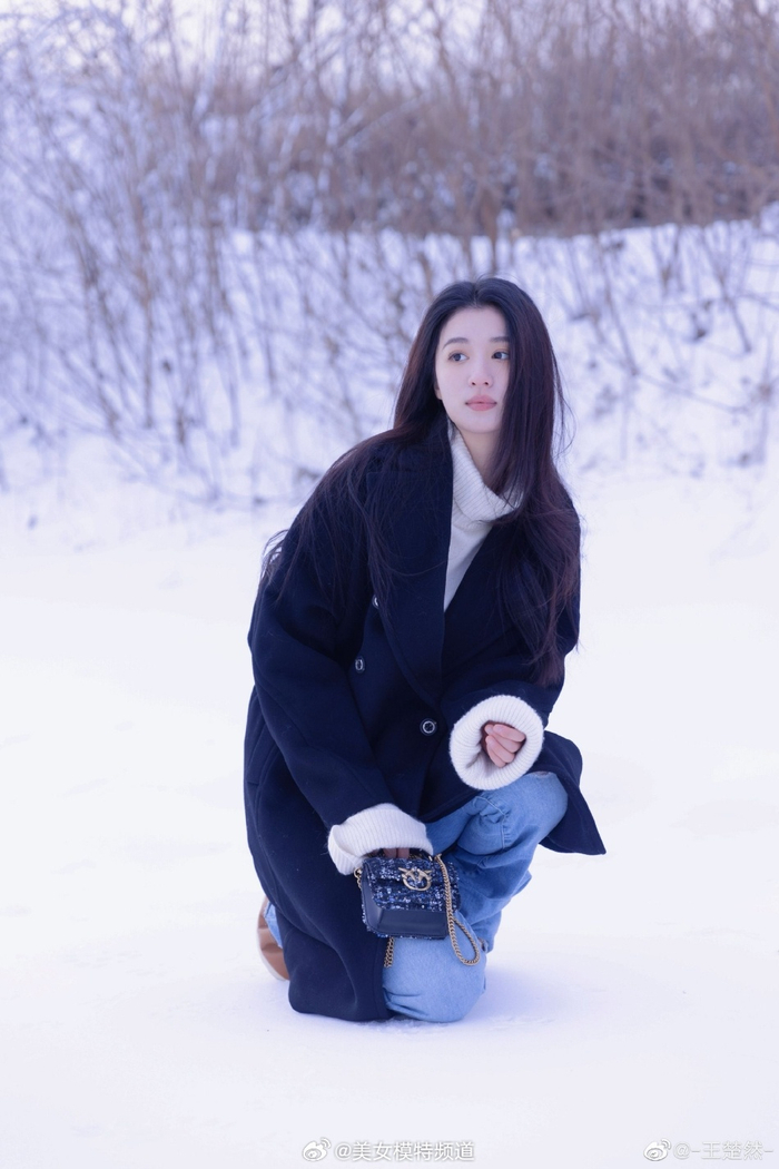 王楚然晒冬日雪景六宫格照 白色绒帽冬日氛围感十足