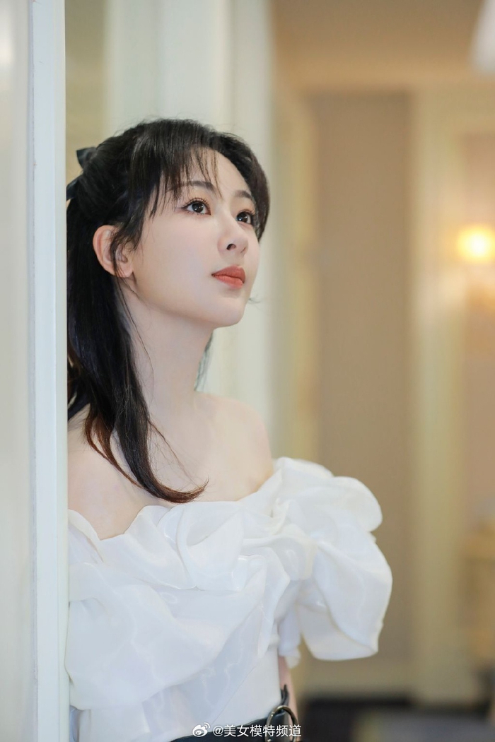 杨紫白色花瓣裙秀一字肩卷发搭蝴蝶结发饰清纯甜美