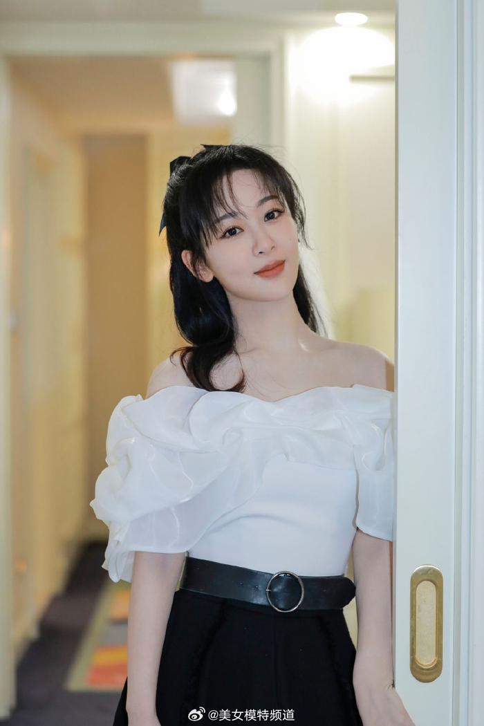 杨紫白色花瓣裙秀一字肩卷发搭蝴蝶结发饰清纯甜美