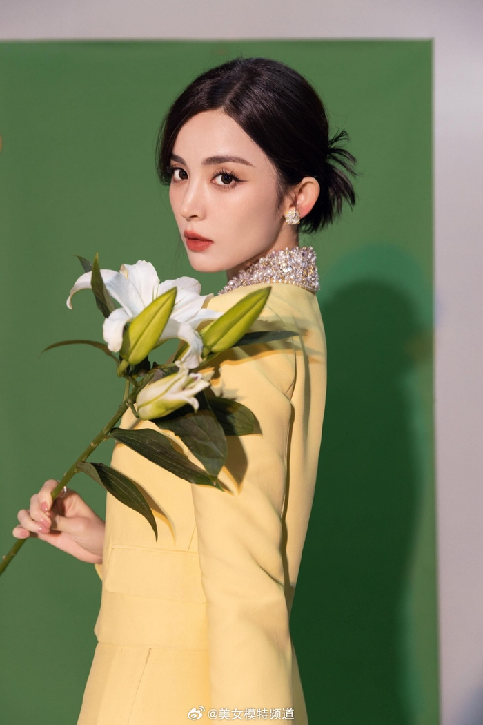 古力娜扎奶黄色清雅写真 小香风套装温婉贵气
