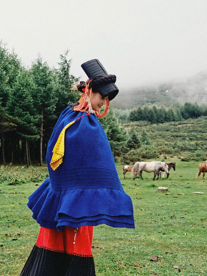 凉山美姑县遇到的姑娘们 身穿传统彝族服饰