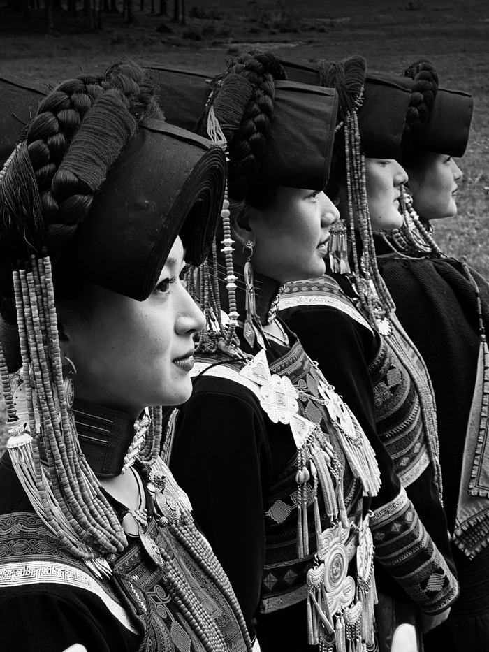 凉山美姑县遇到的姑娘们 身穿传统彝族服饰