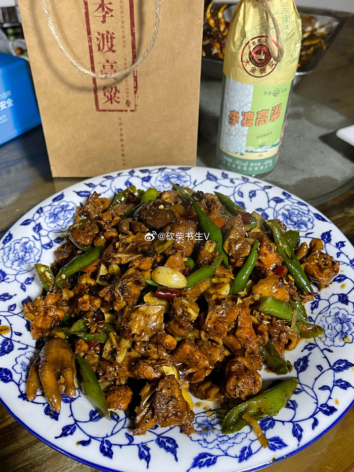 坐在二楼阳台上看徐州城市风光,打包了沛县鼋汁狗肉来喝李渡高粱酒