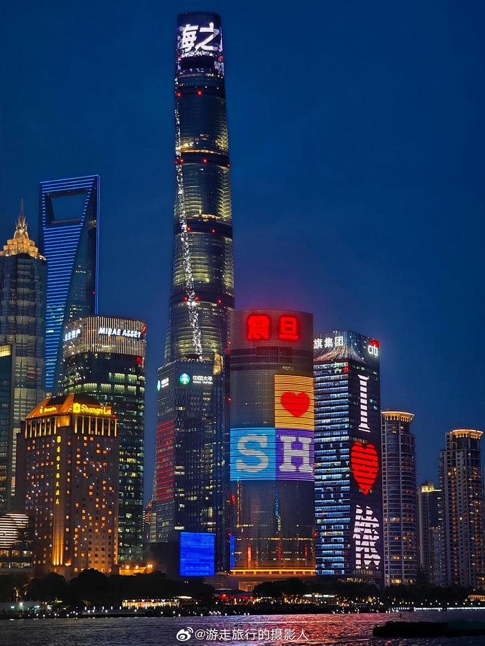 在上海的夜晚,在光彩照人的东方明珠塔下,感受着这座城市独特的魅力