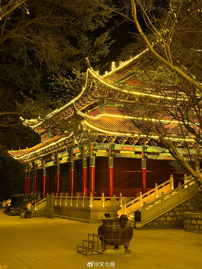 夜晚的寺院和白天不一样的感觉