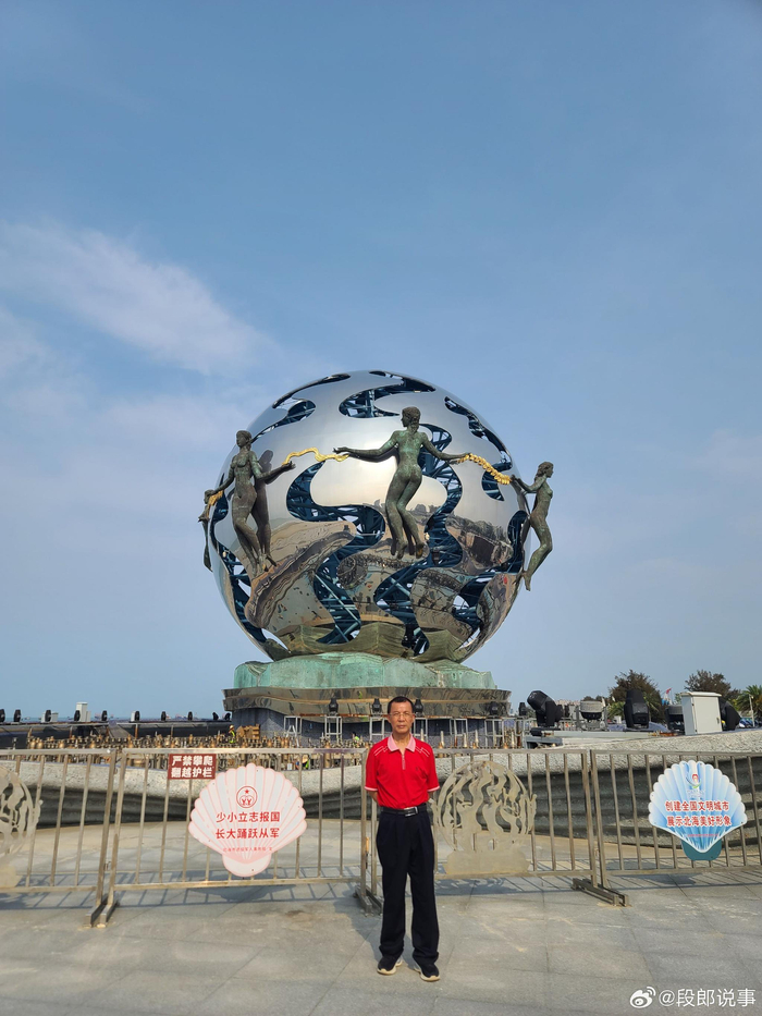 上午参观北海银滩北海银滩号称天下第一美滩是北海市的著名的旅游景点