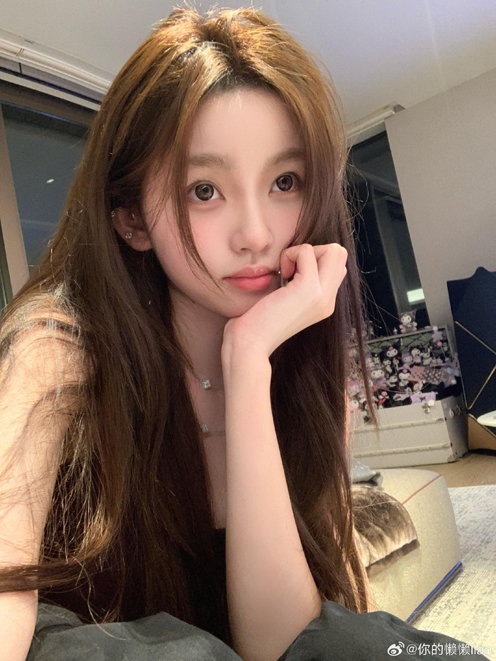 王思聪新女友懒懒晒出在王思聪豪宅里的自拍