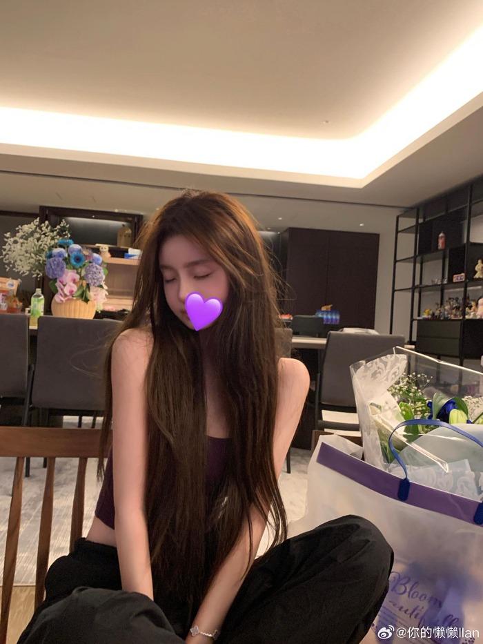 王思聪新女友懒懒晒出在王思聪豪宅里的自拍