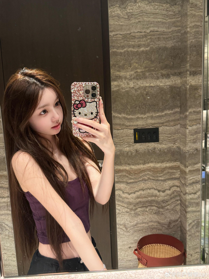 王思聪新女友懒懒晒出在王思聪豪宅里的自拍