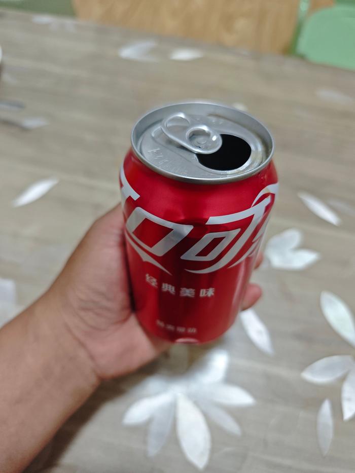 父亲拒给儿子喝可乐一饮而尽后自责