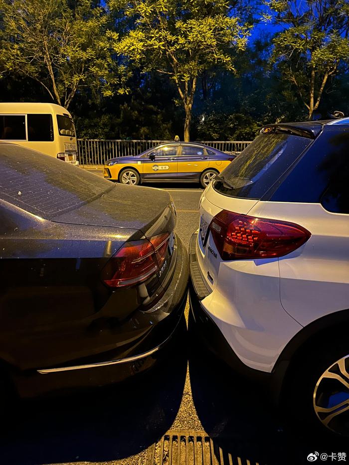 路边看到的，别跟我说车技好，这是真的撞上了吧？