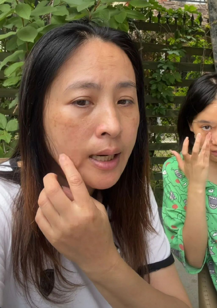 知名女星罕见素颜直播,卸妆后颜值大跌,还强迫未成年女儿出镜