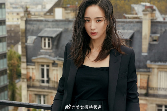 张钧甯身穿黑色西装,干练性感,攻气十足