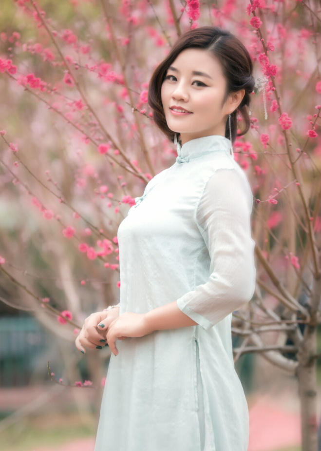 别比剪刀手中年女士用这12个拍照姿势拍照年轻漂亮有气质