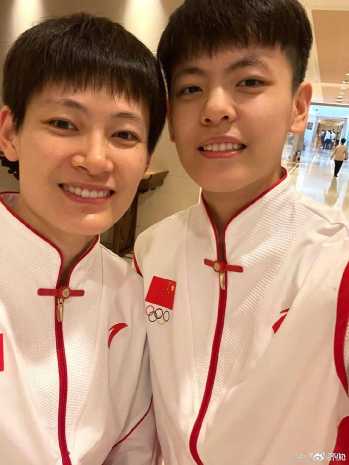 妹妹杨舒予抱起姐姐杨力维中国女篮姐妹花一起拿亚运会冠军