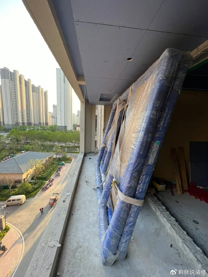 高层住宅窗户被吹飞一小区3人坠亡你还敢装大落地窗吗