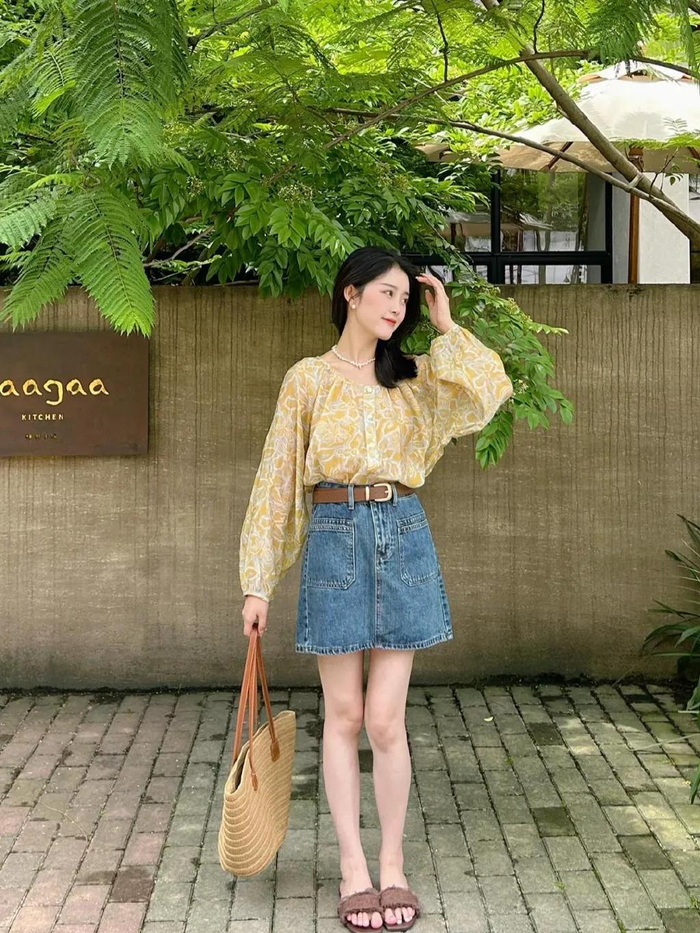 如果不喜欢和短裙搭配的女生,可以选一条牛仔微喇叭裤来和条纹上衣