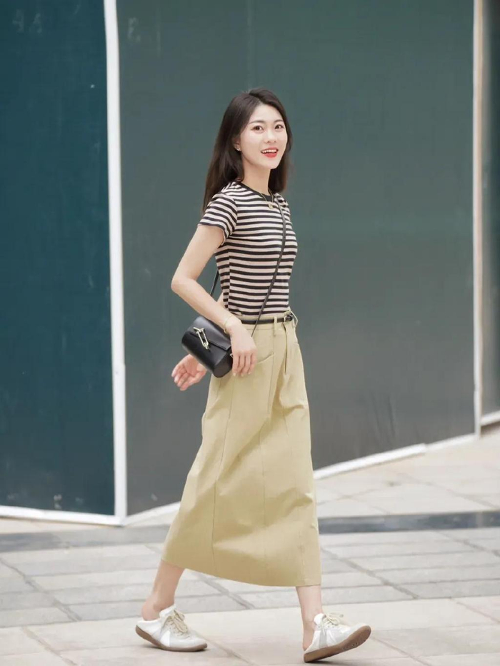 如果不喜欢和短裙搭配的女生,可以选一条牛仔微喇叭裤来和条纹上衣