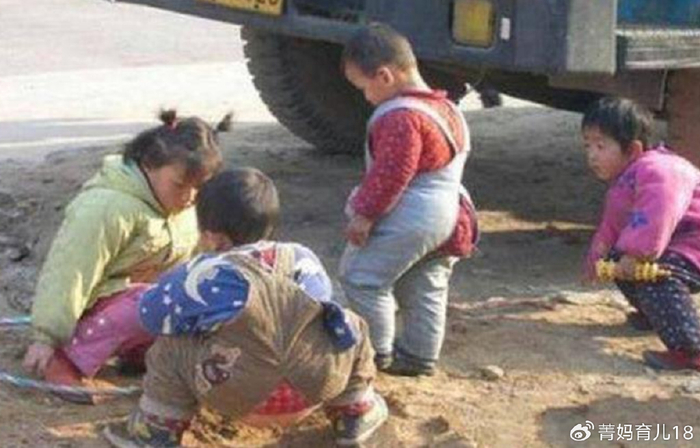 孩子从小包尿不湿还是穿开裆裤,长大后,差距会越来越大