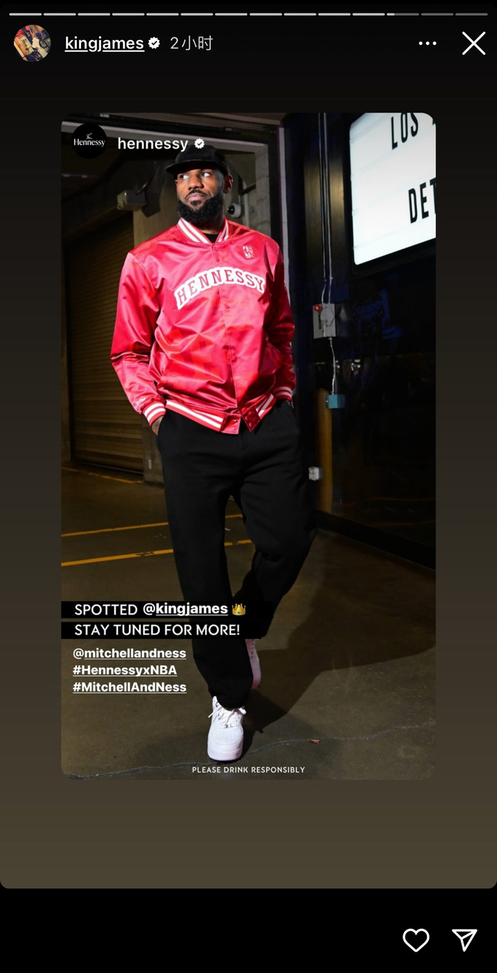 洛杉矶时间凌晨三点多詹姆斯还在网上冲浪呢