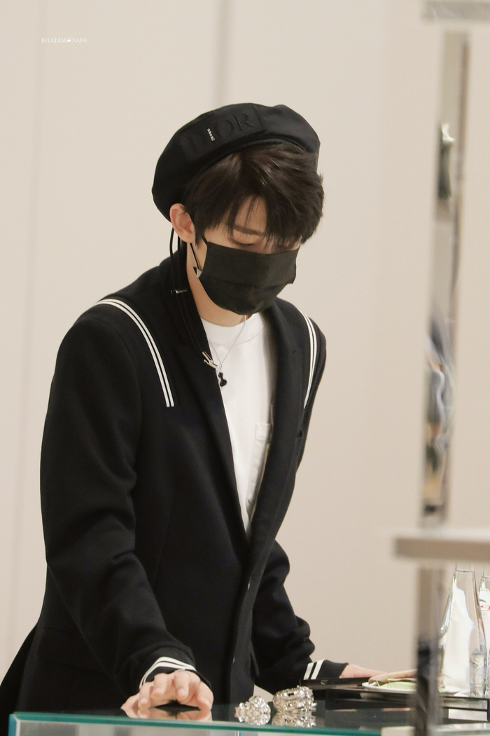 刘宇ins更新:好久不见 all black西装贝雷帽造型 侧脸剪影好看